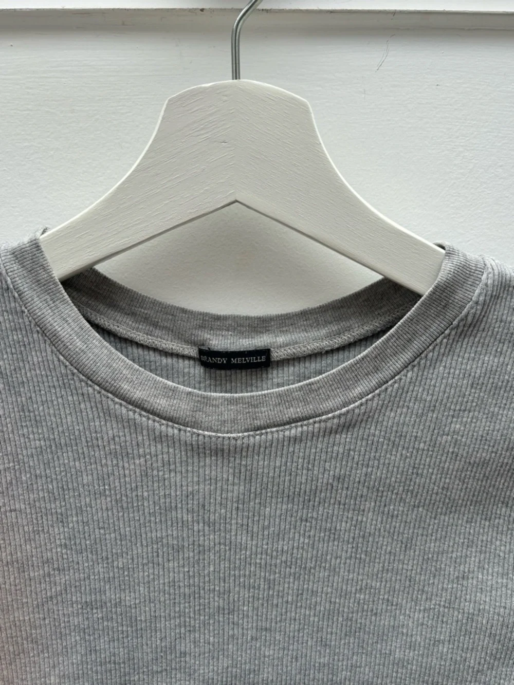 Brandy Melville Light Gray Ribbed Crop Top - Picture 2 of 2